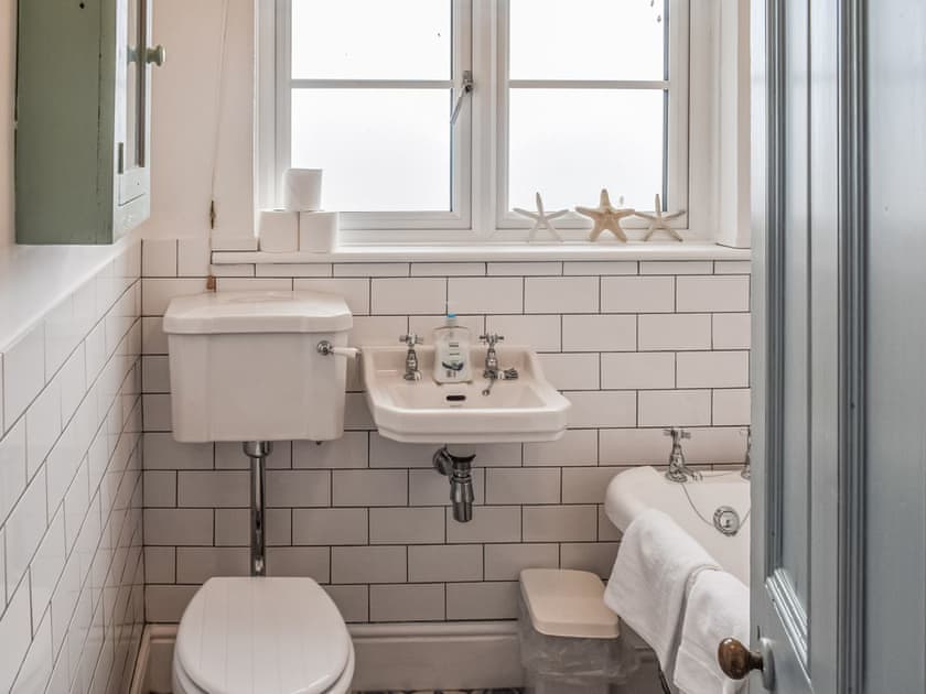Bathroom | Badgers Cottage - Badgers, Sennen