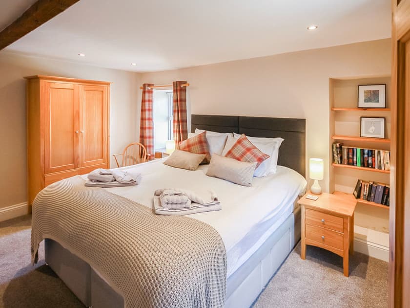 Super king master bedroom  | Syke Cottage, Bainbridge