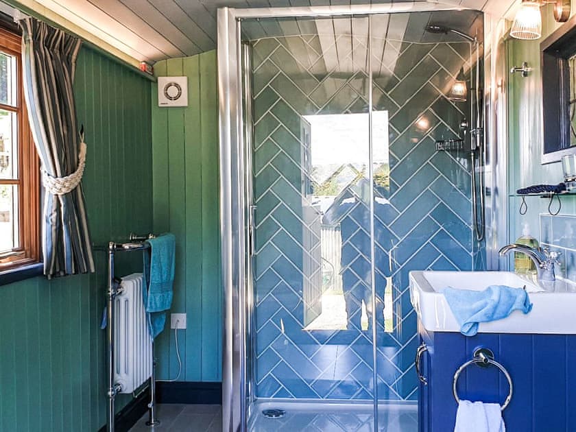 Shower room | Dorset Alpaca Shepherd’s Hut, Dorchester