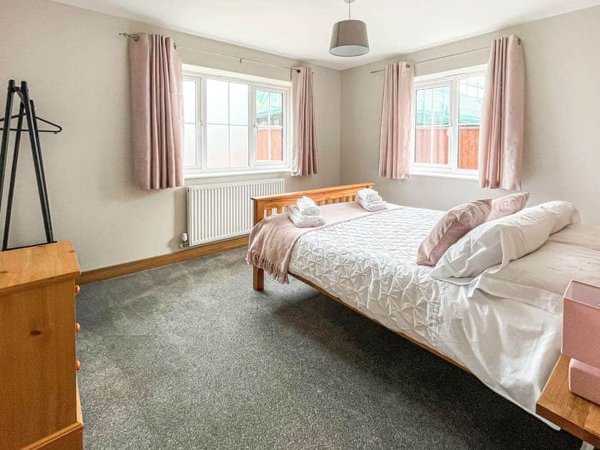 Double bedroom | The Willows - Hambledon Cottage Holidays, Child Okeford, near Blandford Forum
