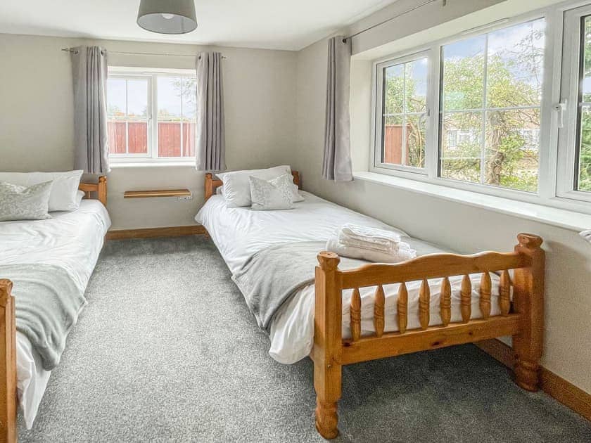 Twin bedroom | The Willows - Hambledon Cottage Holidays, Child Okeford, near Blandford Forum