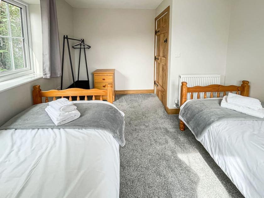 Twin bedroom | The Willows - Hambledon Cottage Holidays, Child Okeford, near Blandford Forum