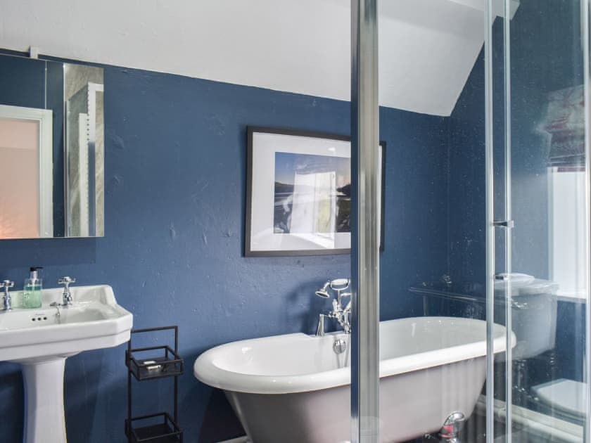 Bathroom | Crogen Gatehouse Lodge, Corwen