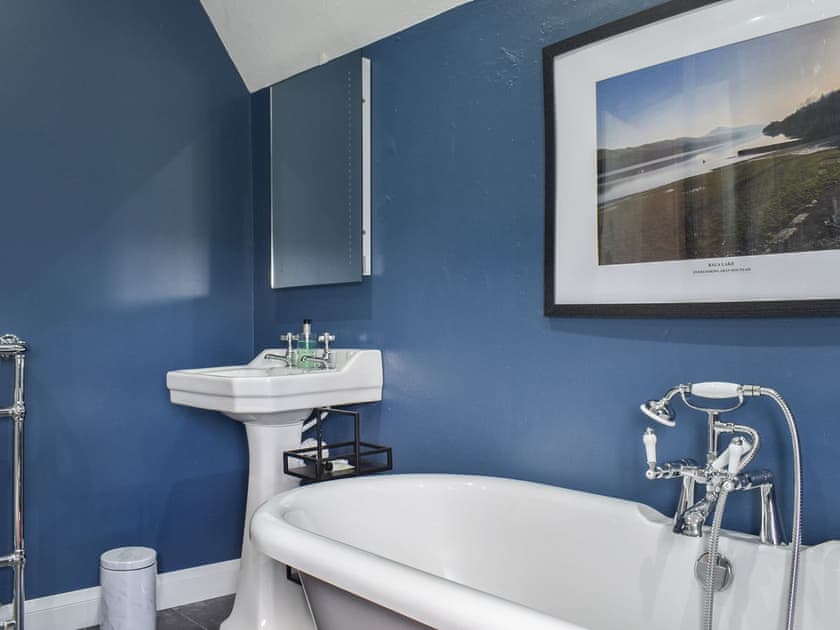 Bathroom | Crogen Gatehouse Lodge, Corwen