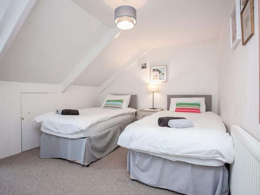 Twin bedroom | Little Quoin, Fowey