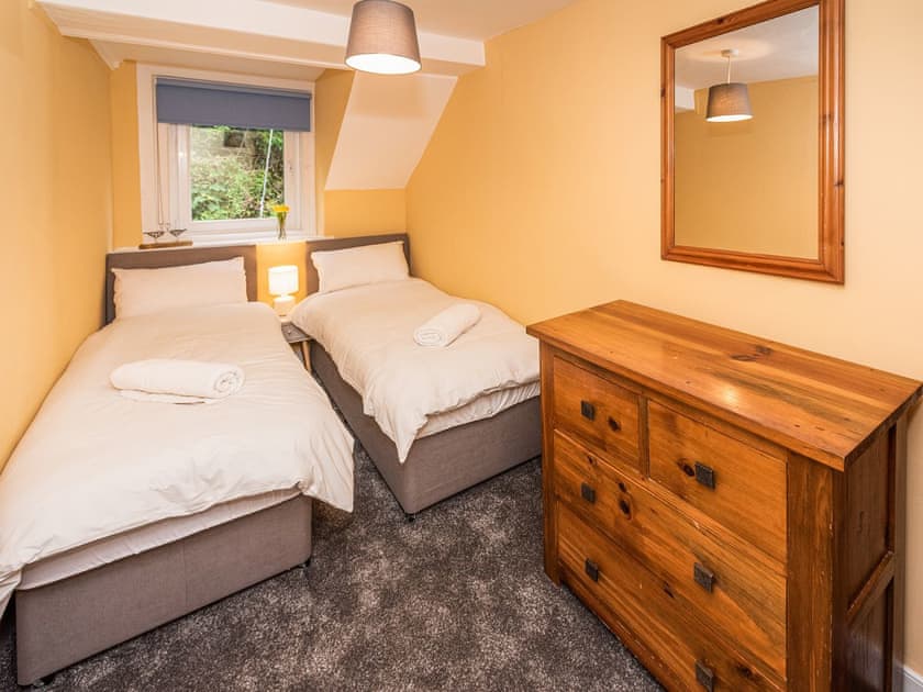 Twin bedroom | 2 Mount Pleasant - River View Cottages, Looe