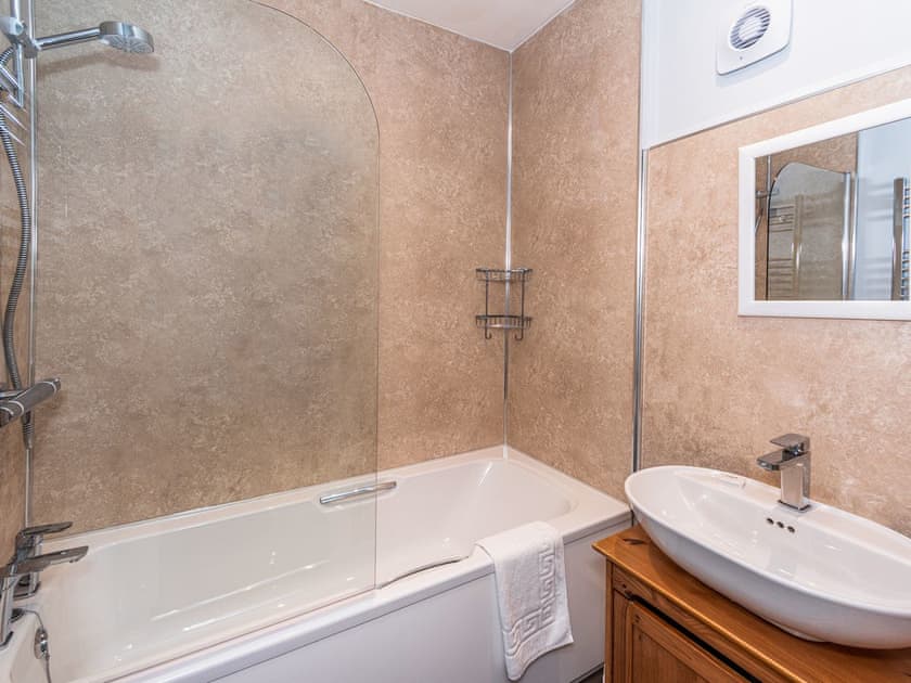 Bathroom | 2 Mount Pleasant - River View Cottages, Looe