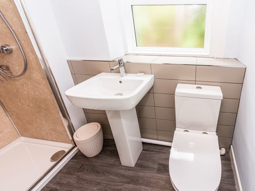 Shower room | 2 Mount Pleasant - River View Cottages, Looe