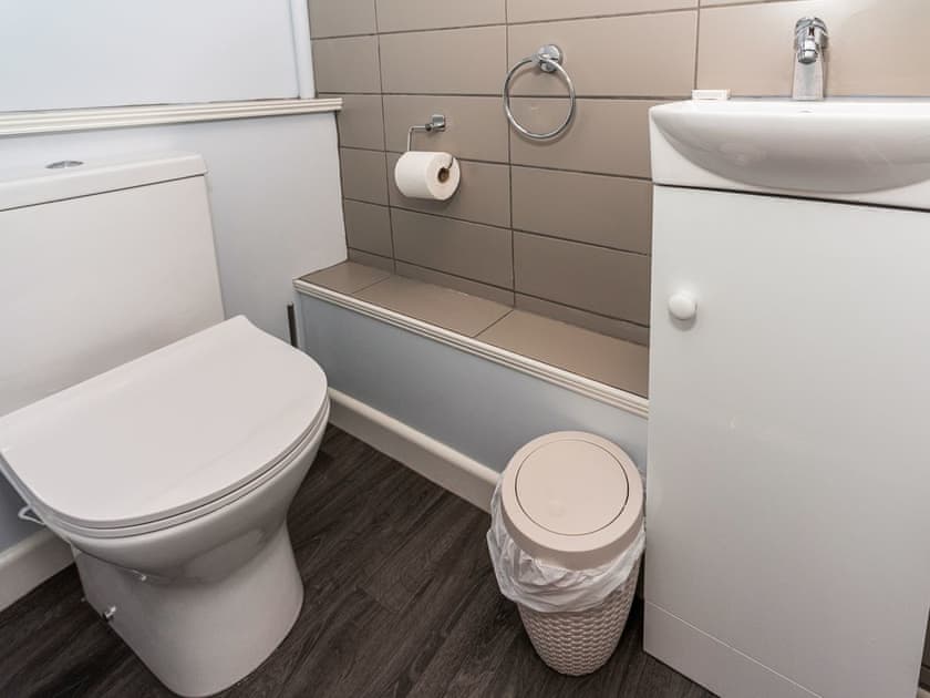 Shower room | 2 Mount Pleasant - River View Cottages, Looe