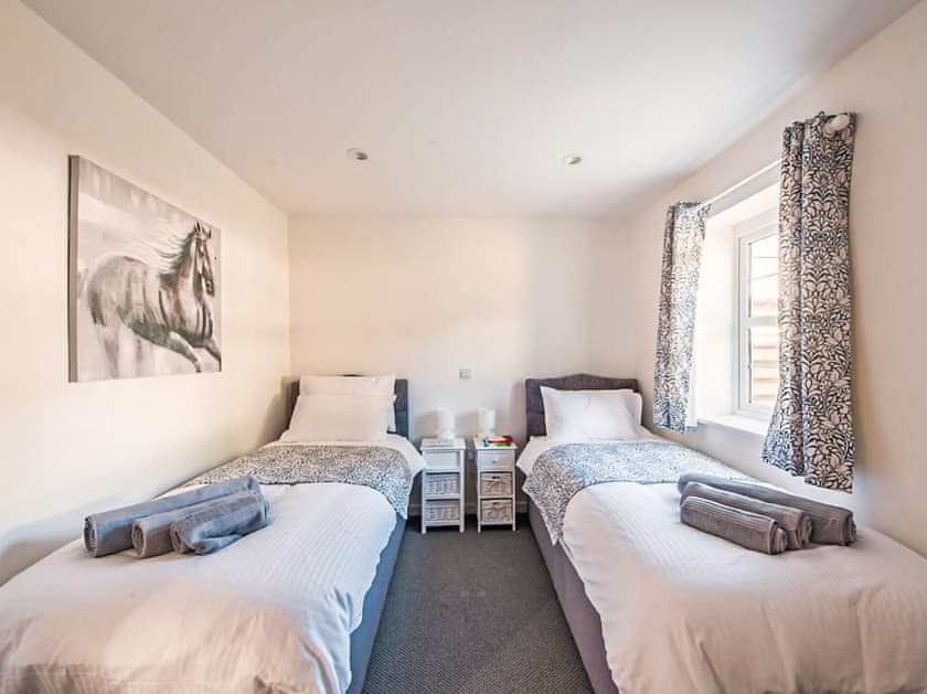 Twin bedroom | Willow Cottage - Woodside Stables Holiday Cottages, Saltash