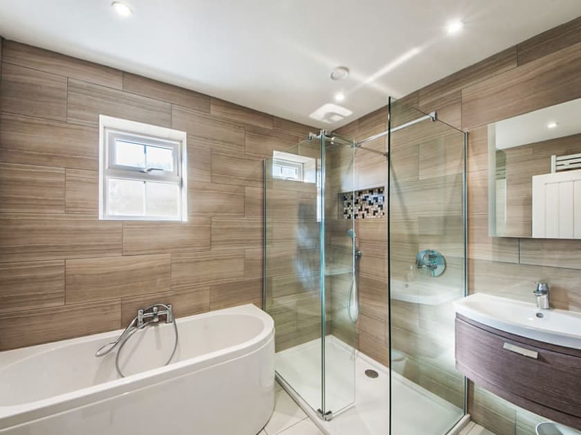 Bathroom | Willow Cottage - Woodside Stables Holiday Cottages, Saltash