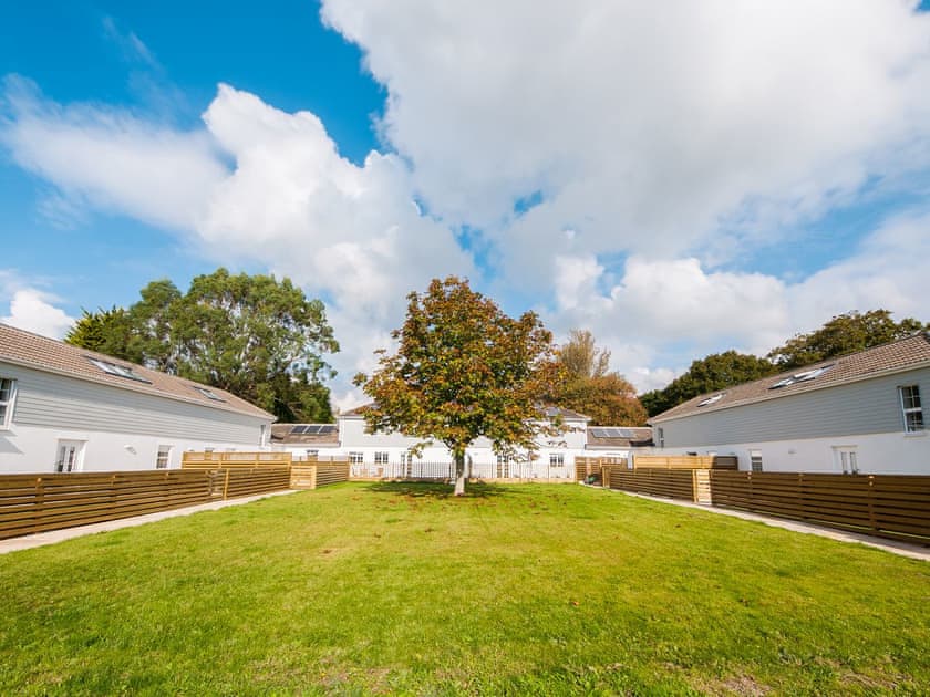 Outdoor area | Willow Cottage - Woodside Stables Holiday Cottages, Saltash