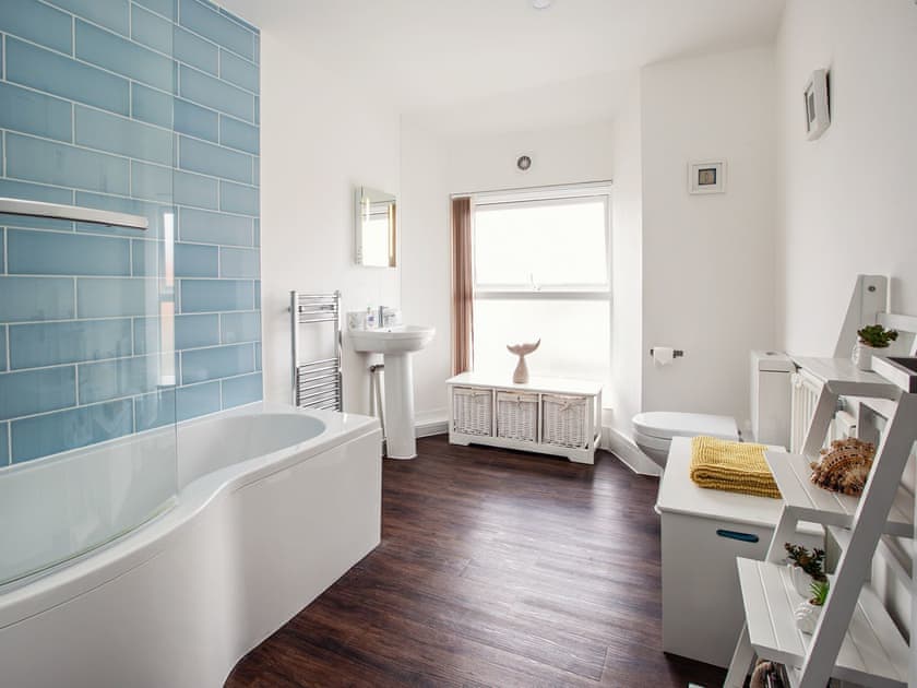 Bathroom | Dyma Y Bywyd, Tenby