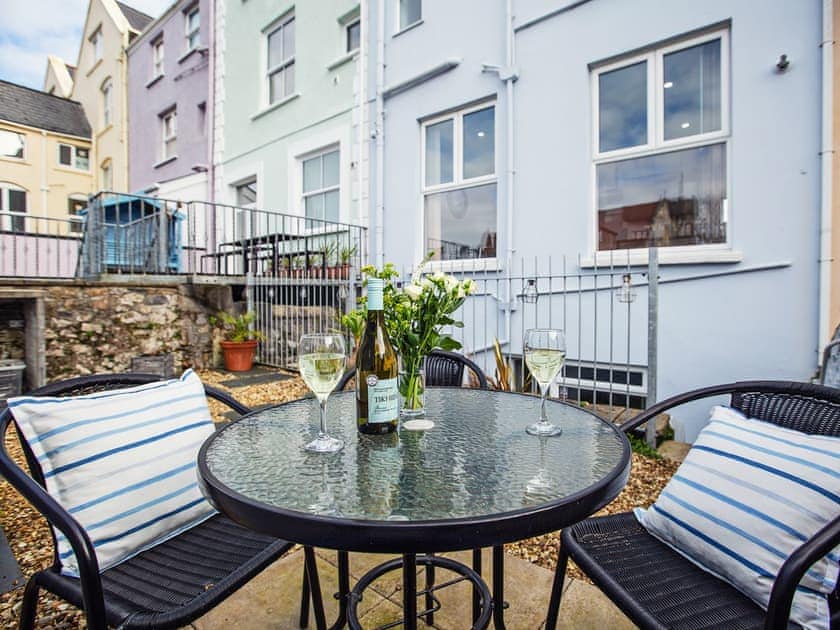Sitting-out-area | Ein Lle, Tenby