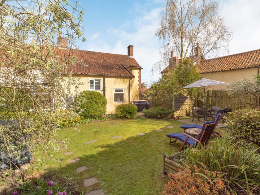 Garden | Horseshoes House, Saham Toney