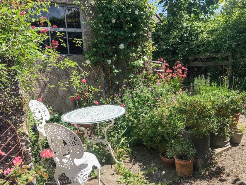Sitting-out-area | Garden Flat, Pilton, near Glastonbury
