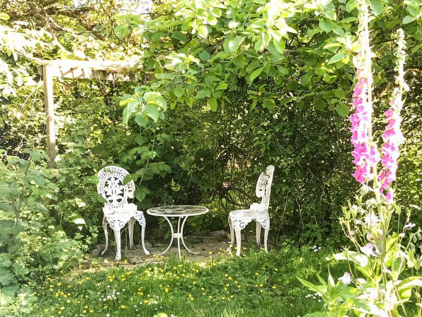 Sitting-out-area | Garden Flat, Pilton, near Glastonbury