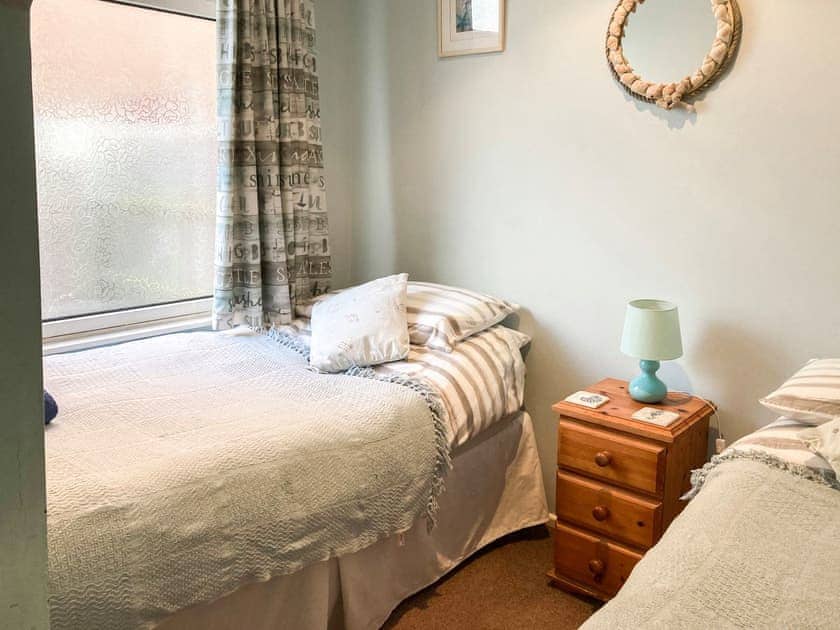 Twin bedroom | The Bow, Middleton-on-Sea
