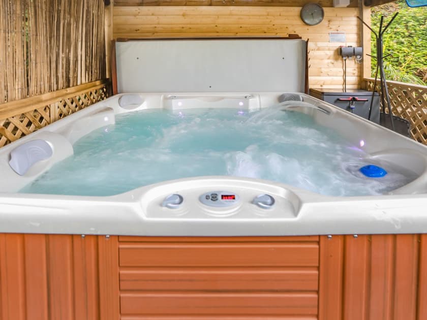 Hot tub | Oak - Woodside Apartments, Bideford