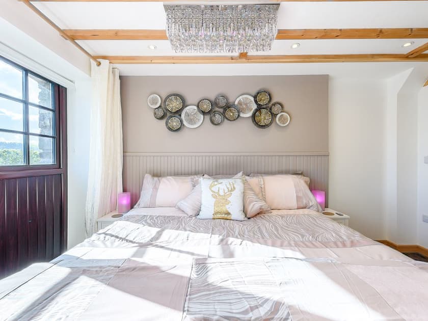 Double bedroom | The Coach House - Bronyn Farm, Ferryside, near Carmarthen