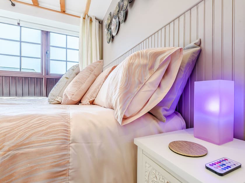 Double bedroom | The Coach House - Bronyn Farm, Ferryside, near Carmarthen