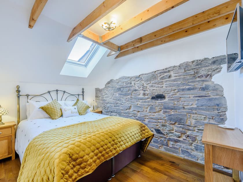Double bedroom | The Coach House - Bronyn Farm, Ferryside, near Carmarthen