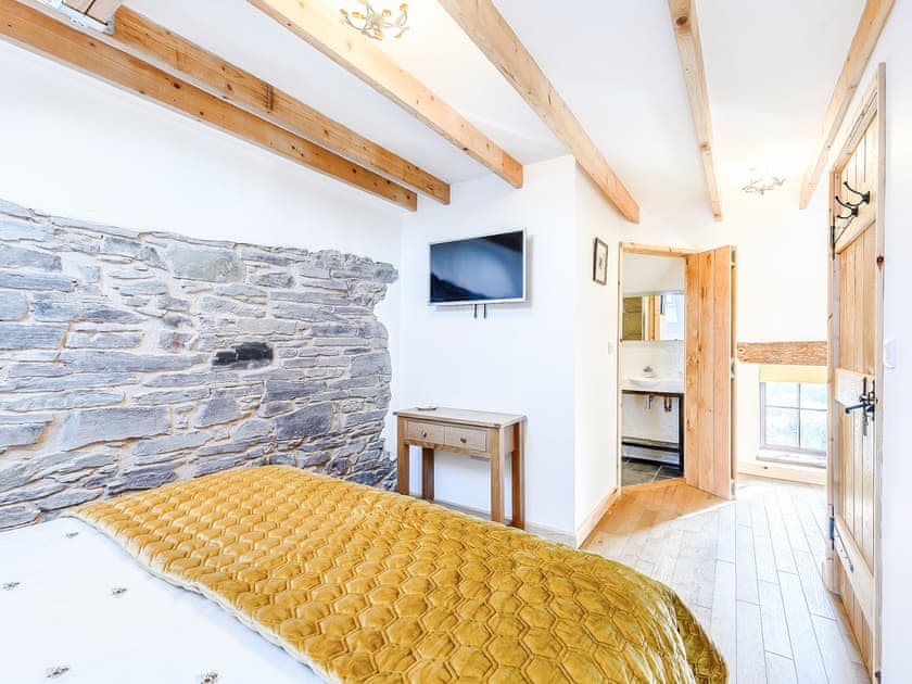 Double bedroom | The Coach House - Bronyn Farm, Ferryside, near Carmarthen