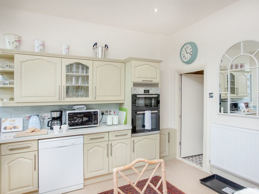 Kitchen | The Townhouse at Muntham - Muntham Holiday Apartments, Torquay