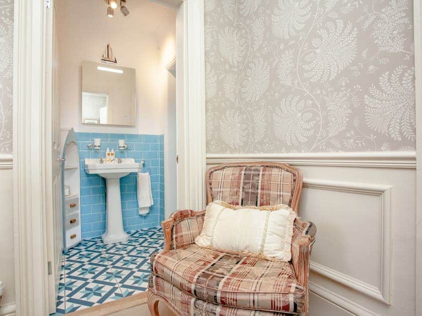 Bathroom | The Townhouse at Muntham - Muntham Holiday Apartments, Torquay