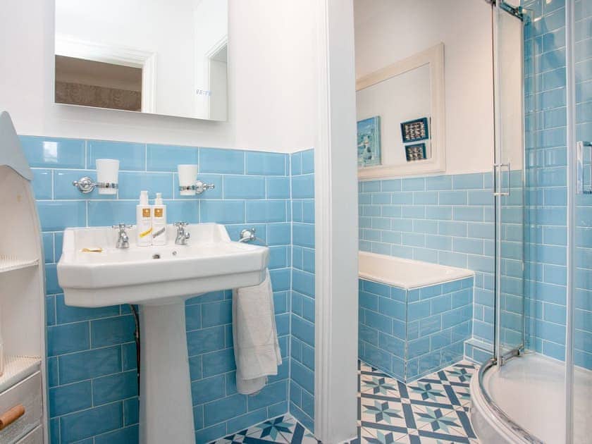 Bathroom | The Townhouse at Muntham - Muntham Holiday Apartments, Torquay