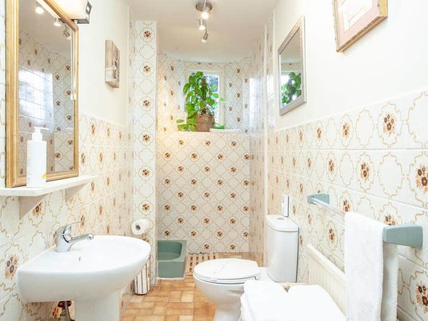 Bathroom | The Townhouse at Muntham - Muntham Holiday Apartments, Torquay