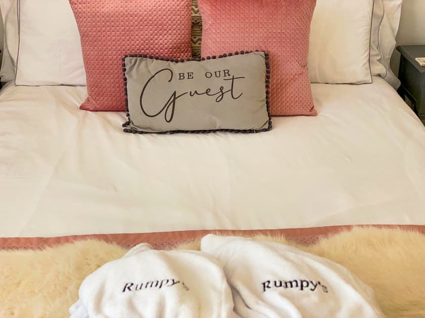 Kingsize bedroom  | Rumpys, Anstruther