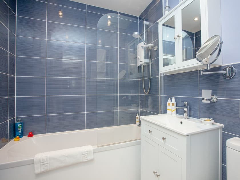 Bathroom | Apartment 6 - Muntham Holiday Apartments, Torquay