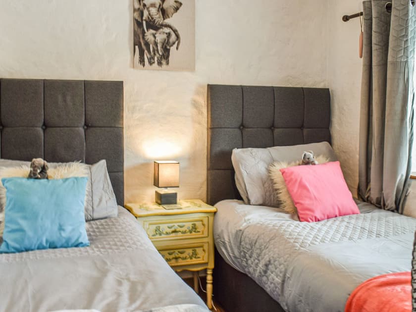 Twin bedroom | Bee Cottage, Hayle