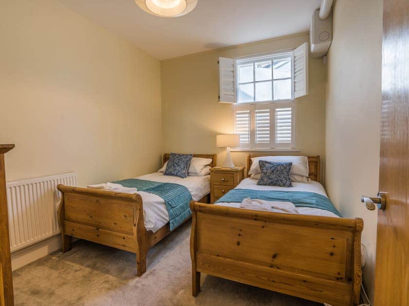 Twin bedroom | 10 Trinity Mews - Trinity Mews Holidays, Torquay