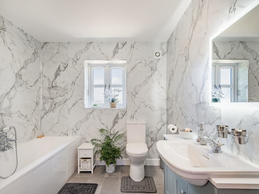 Bathroom | Lizzie’s Cottage, Fordington