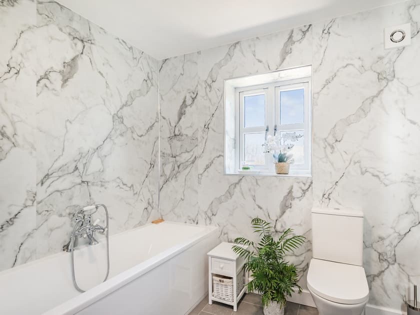 Bathroom | Lizzie’s Cottage, Fordington