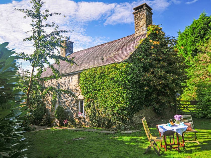 Hen Dy - Llyn Peninsula Holiday Cottages, Garndolbenmaen, near Porthmadog