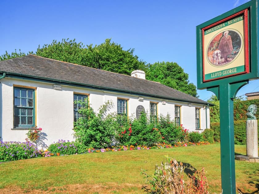 Hen Dy - Llyn Peninsula Holiday Cottages, Garndolbenmaen, near Porthmadog