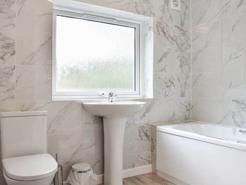 First floor main bathroom | Bellegrove Cottage, Watermillock, Ullswater