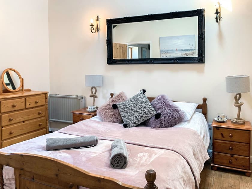 Relaxing double bedroom | Nuthatch Barn - Little Derril, Derril, near Bude