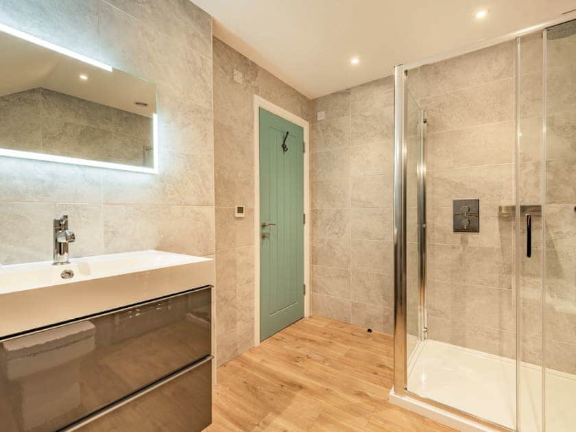 Shower room | Ocean Waves, Tenby