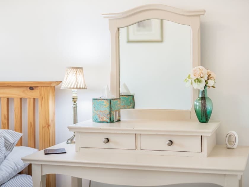Double bedroom | Tea Pot Cottage, Ringwood