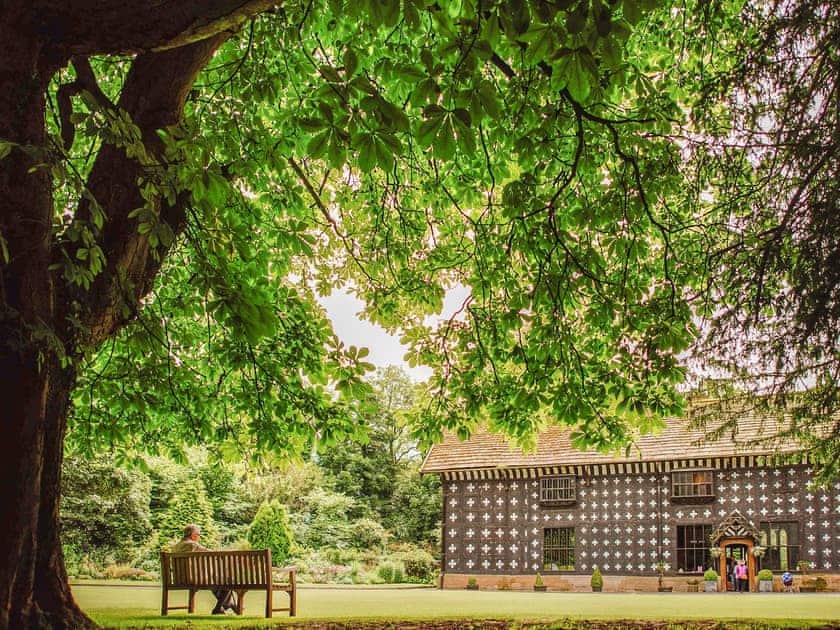 Samlesbury Hall Huts - Samlesbury Hall Glamping, Preston