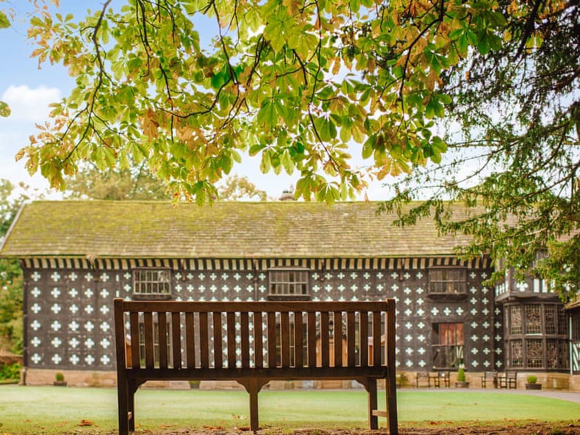 The Mutt Hut - Samlesbury Hall Glamping, Preston