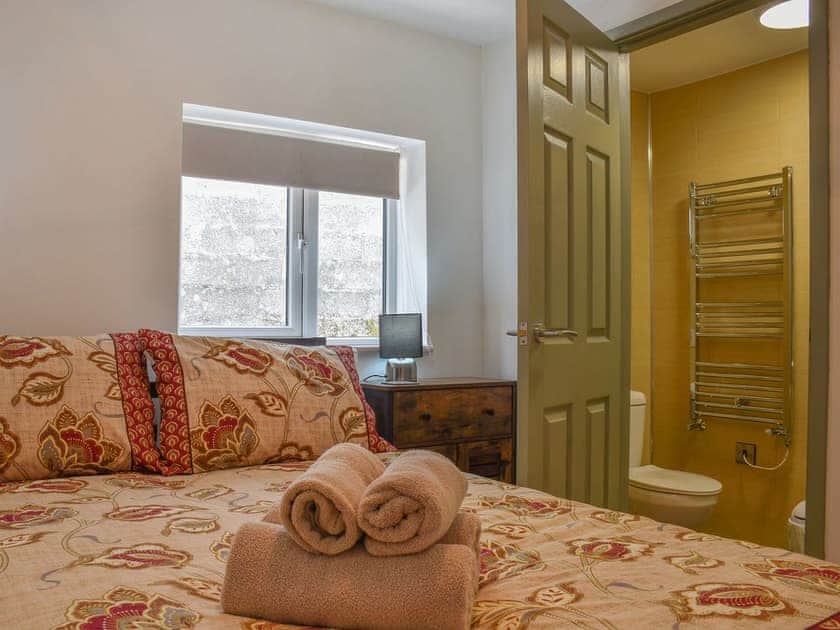 Double bedroom | Siskin Cottage - Maesydderwen Holiday Cottages, Llandeilo