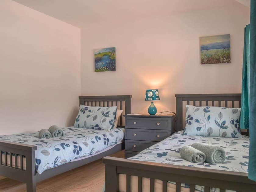 Twin bedroom | Siskin Cottage - Maesydderwen Holiday Cottages, Llandeilo