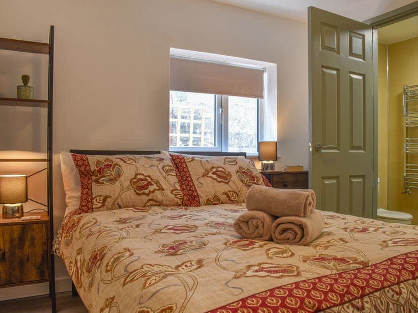 Double bedroom | Siskin Cottage - Maesydderwen Holiday Cottages, Llandeilo