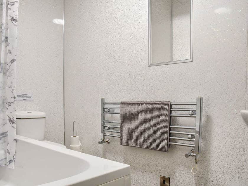Bathroom | Siskin Cottage - Maesydderwen Holiday Cottages, Llandeilo