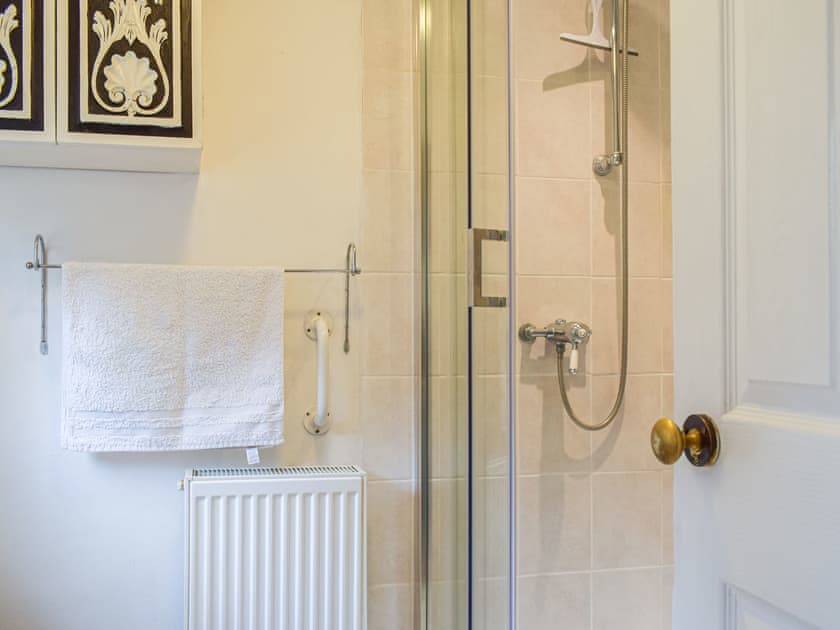 Shower room | Woodcarver’s Cottage, Spring Village